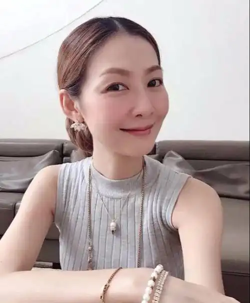 何润东妻子林静仪简历,何润东妻子(37岁娇妻穿短靴只矮半头)