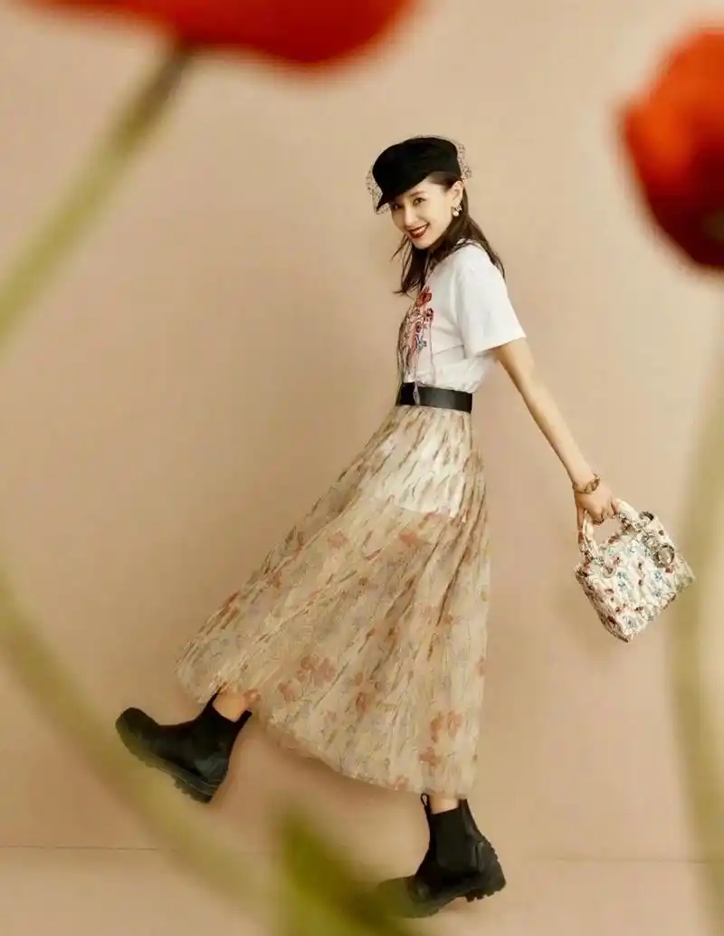 王子文的穿搭,既都市日常又很适合小个子女生,其中上宽下窄的搭配方法