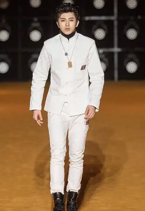 这是我们认识的蔡徐坤早期活动旧照网友这都能成顶奢吗