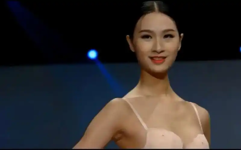 国内某品牌内衣走秀