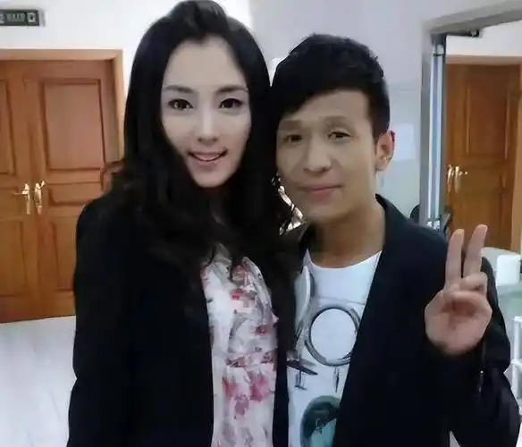 目前,妻子已生下宋小宝的双胞胎.