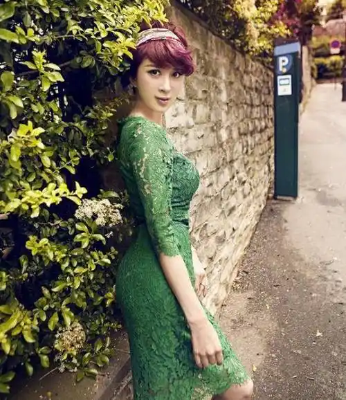 一身休闲和随意穿搭的金巧巧,却因为裙子长度而暴露腿上的"年龄".