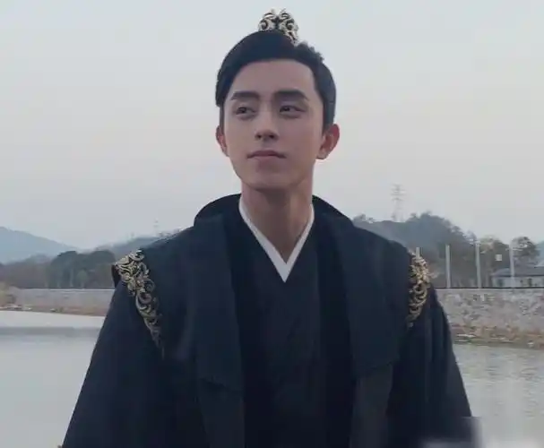 另外在《我才不要当盟主》中,出演的还有就是邓超元啦,他也是一位颜值