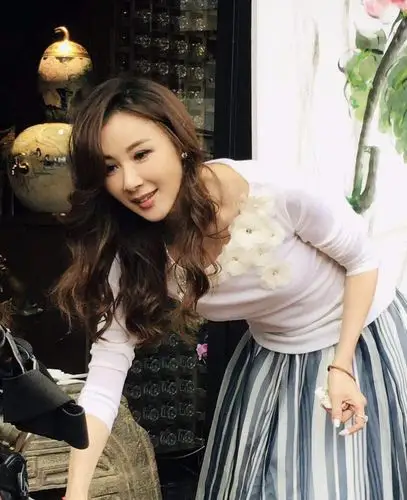 52岁萧蔷晒近照,穿翠绿色碎花上衣配金色长裙,网友:真敢穿