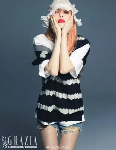 泫雅红秀首封,红唇配上橙色大波浪,性感又张扬!