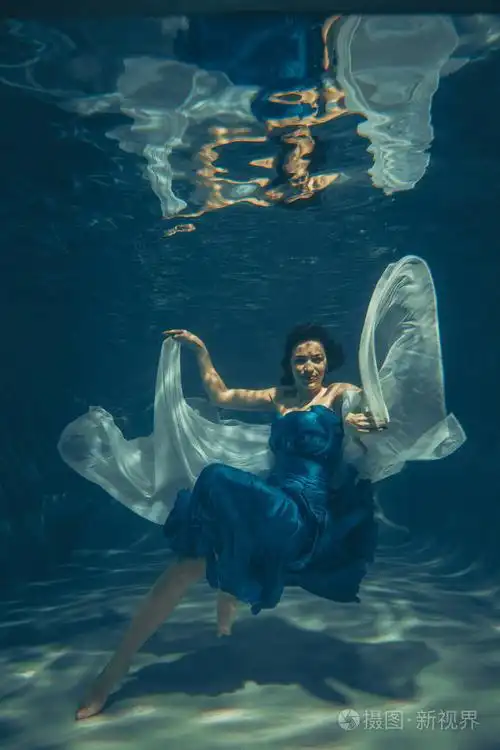 一个穿着蓝色晚礼服的自由潜水员独自在水下游泳照片-正版商用图片15