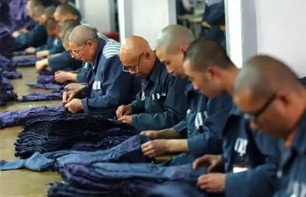 服刑人员在监狱里面服刑的时候,身上的衣服够穿吗?冬天会感觉到冷吗?