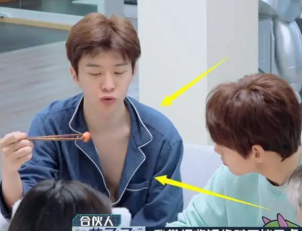 范丞丞睡衣扣子散开,娜比刘雨昕眼神躲避,唯有一人不避讳盯着看