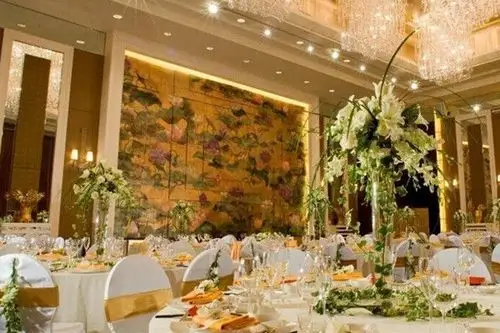 十桌这样的小型婚宴对于场地就没有那么多的限制,新人完全可以有更新