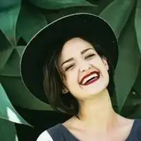 咧嘴笑欧美女头像高清