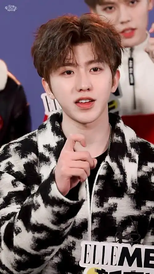 笑得好开心,好漂亮,又吐小舌头97#蔡徐坤