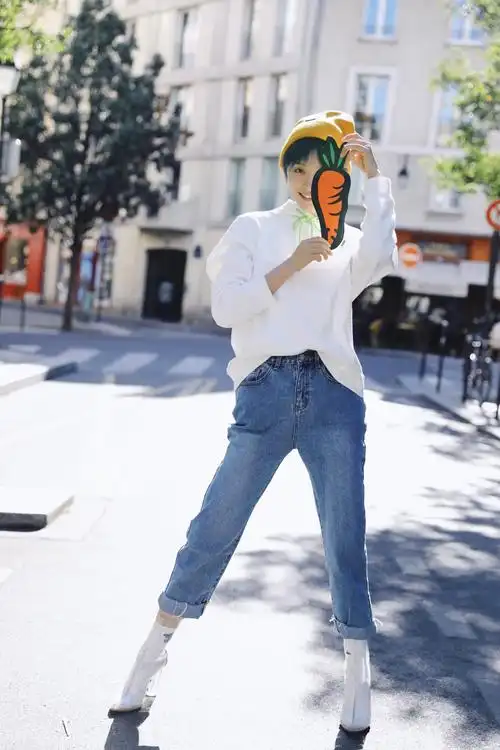 李萌萌元气街拍曝光 把童趣融于浪漫巴黎