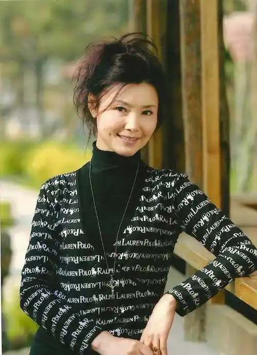 原创演员姜黎黎拍戏拍来一个老公结婚46年零绯闻