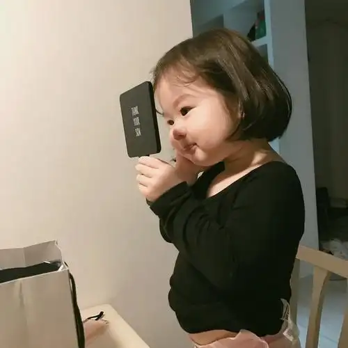 火遍全网的表情包小女孩!凭可爱萌翻所有人:骗我生女儿
