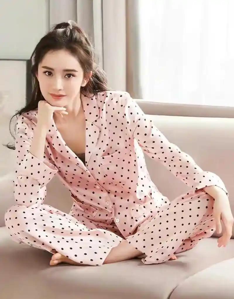 大长腿性感女明星杨幂代言维密内衣秀