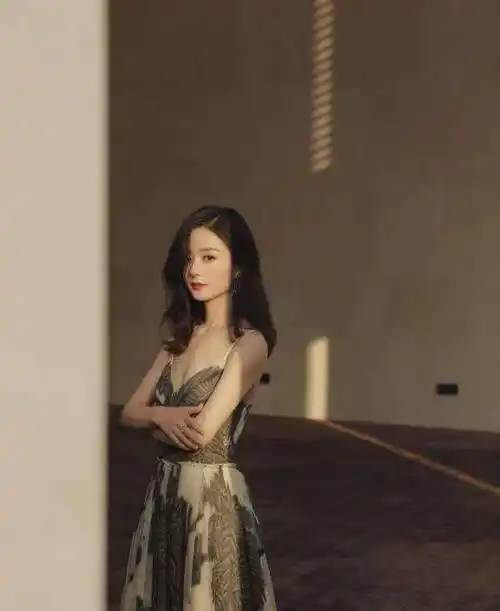 谁说赵丽颖近况拍戏胖到认不出看到有翡最新剧照胳膊瘦到让人心疼