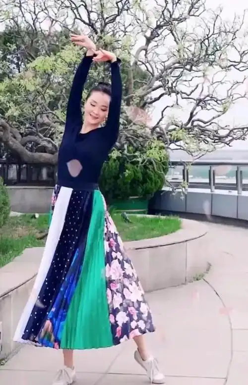 阔太王艳2亿元豪宅热舞照曝光,针织衫配半裙打扮的花枝招展