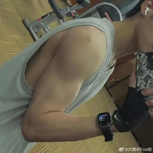 这腹肌,这肌肉线条,谁看了不嘶哈嘶哈!