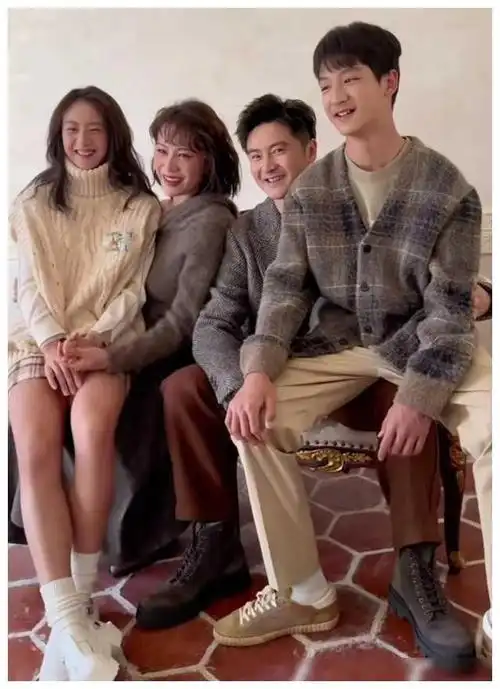 田亮与老婆孩子叠叠乐搞怪亮仔颜值高一家四口超像