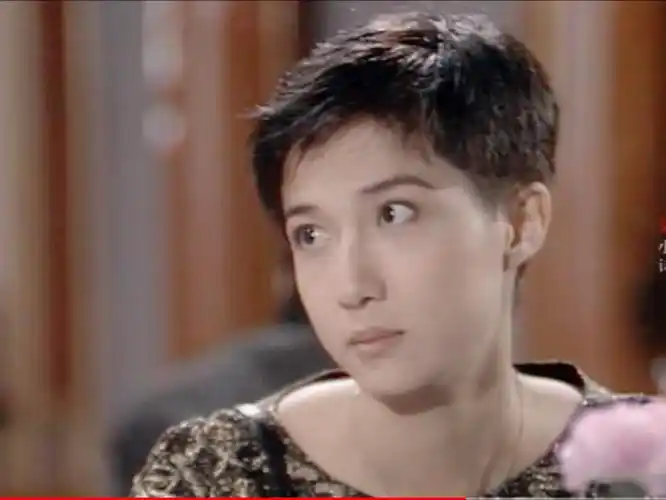 才知道吴绮莉年轻的时候真美,漂亮的花朵就招引蜜蜂了,最近她状态不错