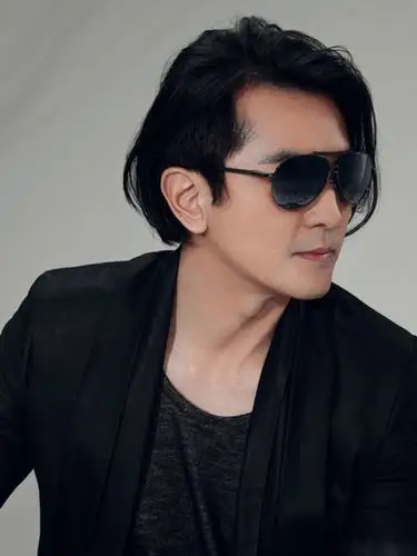 第一当属郑伊健,头型适合长发,而且经常打理发型,郑伊健是适合长发的