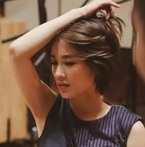 有一种整容叫黄圣依剪短发,穿白色西装出席活动,差点帅到认不出