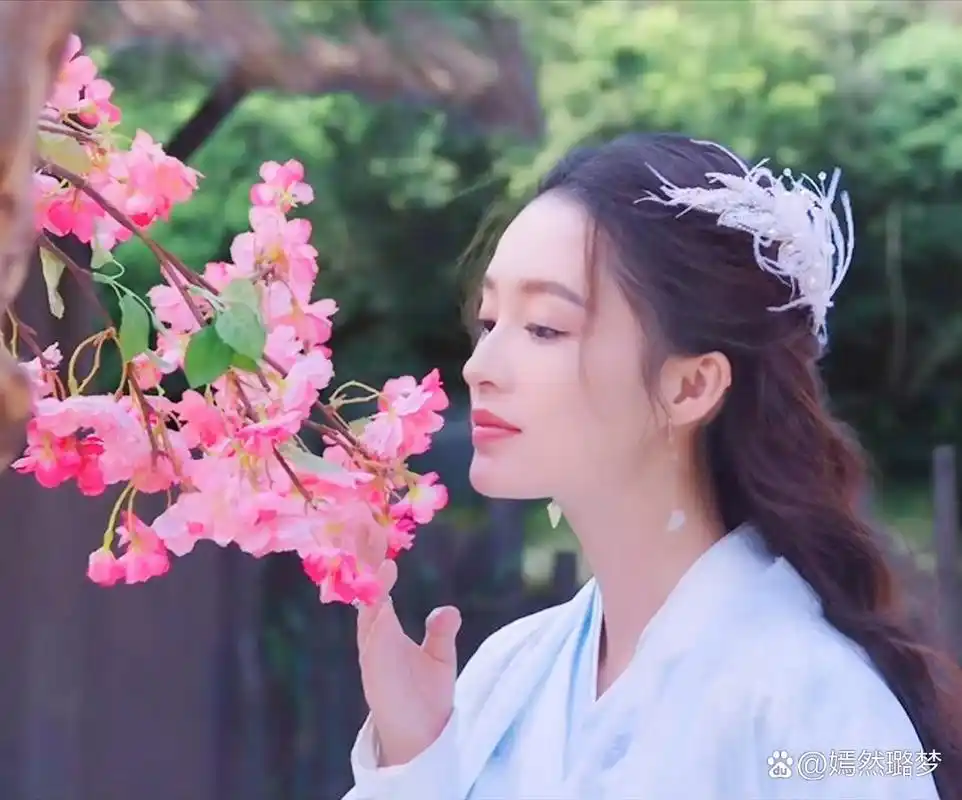 李沁/请君中云曦的古装造型很好看啊#李沁# #请君# #古装美女