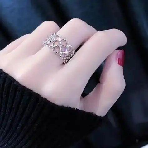 女的头像咬手指头 女生头像图片大全 -【爱个性】