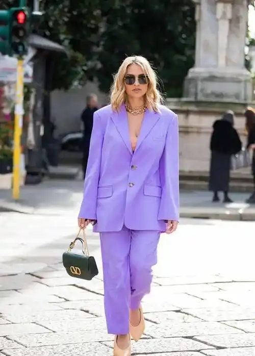 1,相似色的搭配 与紫色相似的颜色可以搭配,比如深紫色和浅紫色,紫色