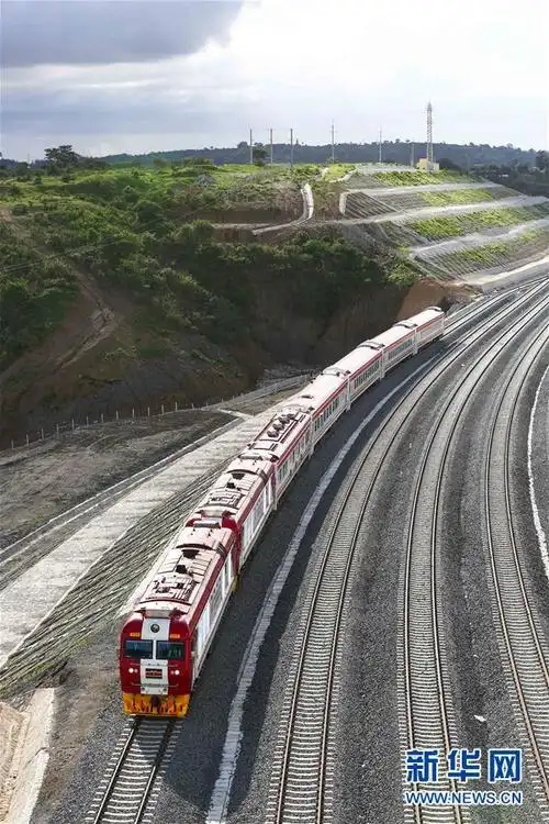 5月29日,一列火车行驶在肯尼亚蒙内铁路蒙巴萨段.