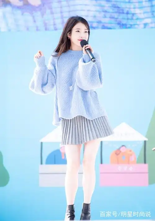 李知恩,更加显得娇小可人了,仿佛全身被大衣包裹着,只剩下一个可爱的