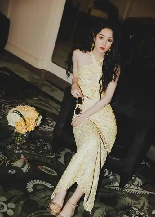 赵丽颖墨镜一戴化身摩登女郎穿挂脖碎花长裙清新又性感_闪钻_高跟