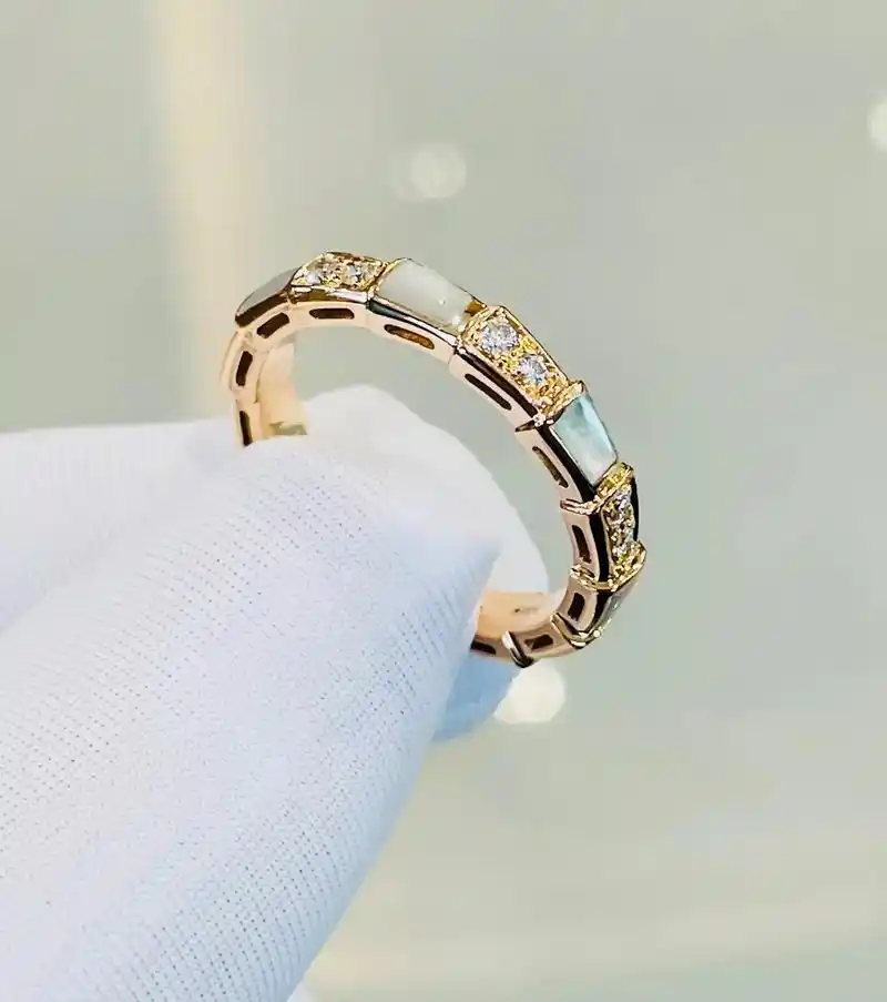 宝格丽蛇骨戒指.0618800,全新闲置宝格丽serpenti - 抖音