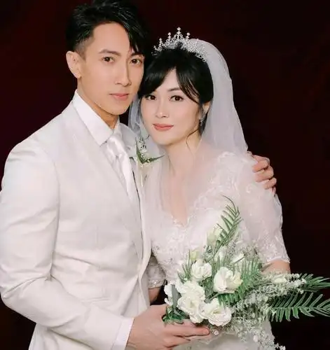 原创《婚前21天》吴尊和林丽莹,结婚照曝光,十多年的遗憾已经弥补