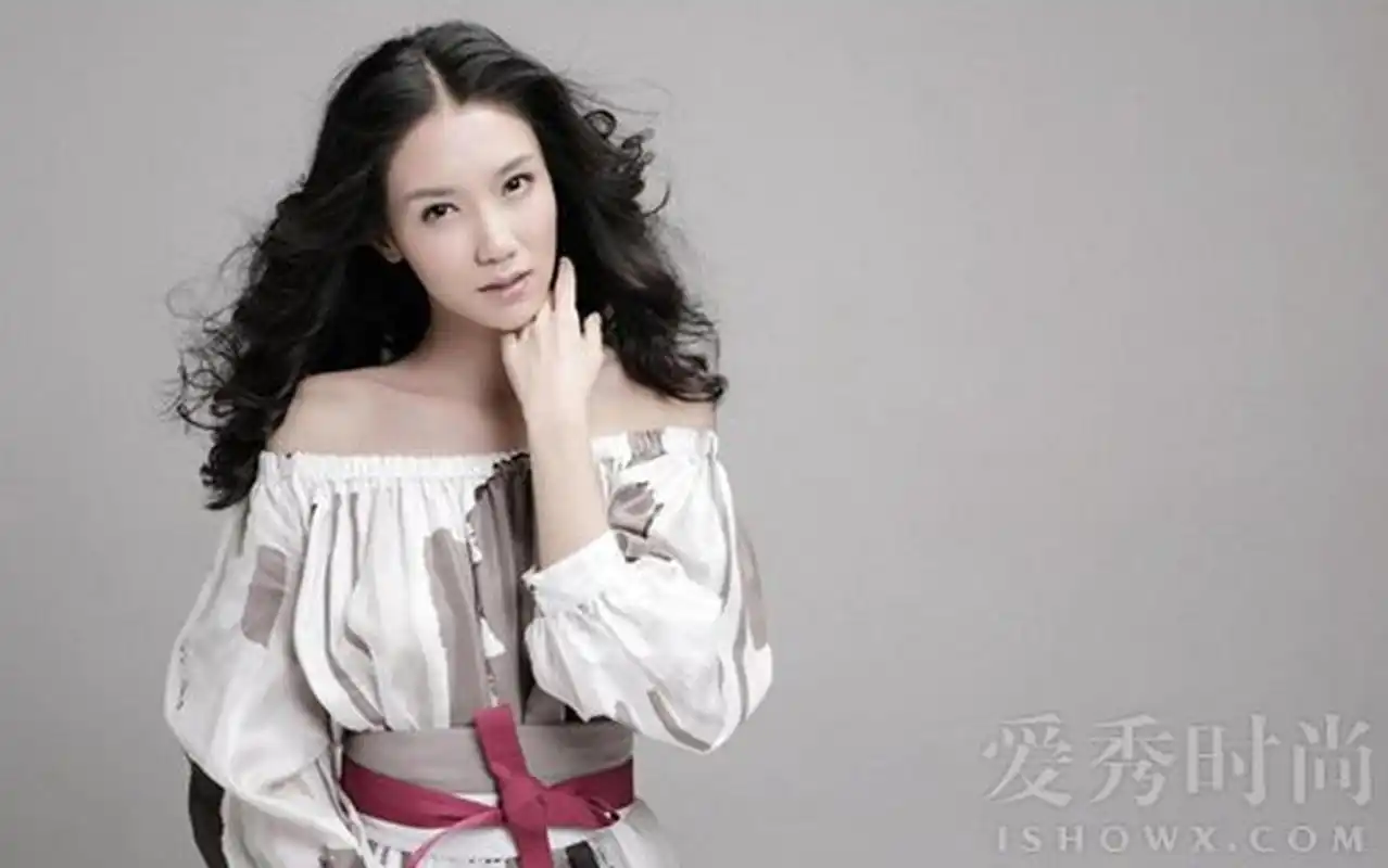 杨烁的妻子首次亮相,给人留下了深刻的印象.