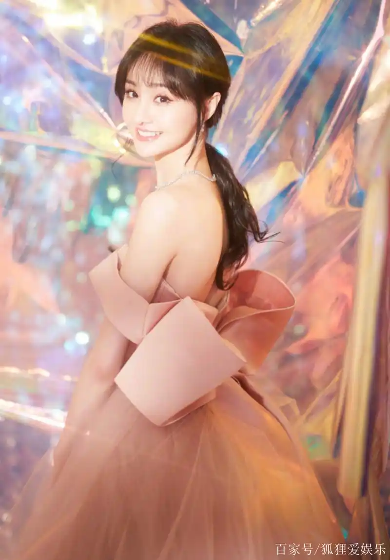 郑爽礼服名场面合集,粉色甜美,黑色优雅,你pick哪个?