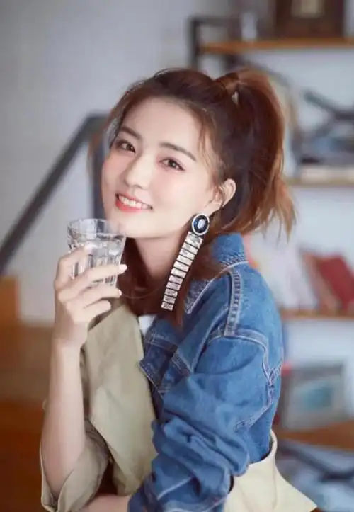 讲述女主偶然邂逅总裁的故事,徐璐在剧中饰演服装设计师莫菲,张翰曾