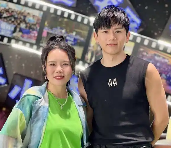 9月3日深夜,谢娜满足粉丝要求,上传了六张微卷长发白裙的照片.