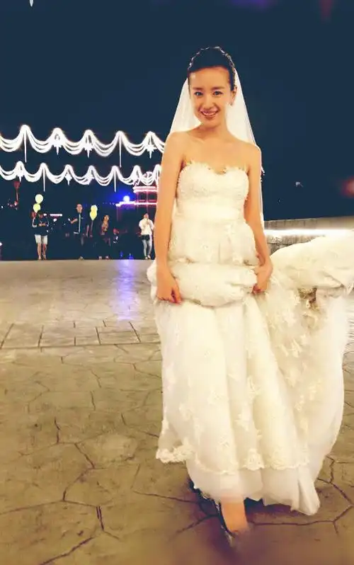 董洁披上婚纱,美若仙子.网友:搞不懂为何与潘粤明分开?