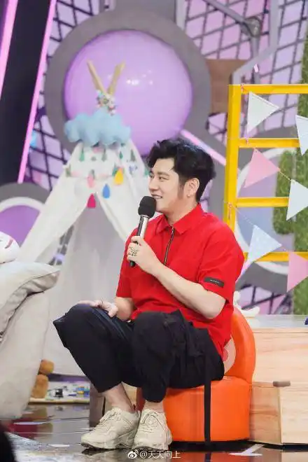 怀孕6个月张嘉倪上《天天向上》身段苗条 钱枫被调侃:怀了哪吒