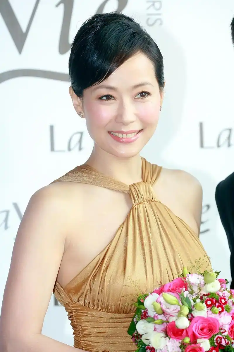 叶童真有女人味,一袭金色挂脖裙配丝袜大方秀丰满,肚子赘肉抢镜