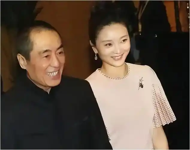 陈婷删了张艺谋妻子的认证?原因成谜,引发网友们争论