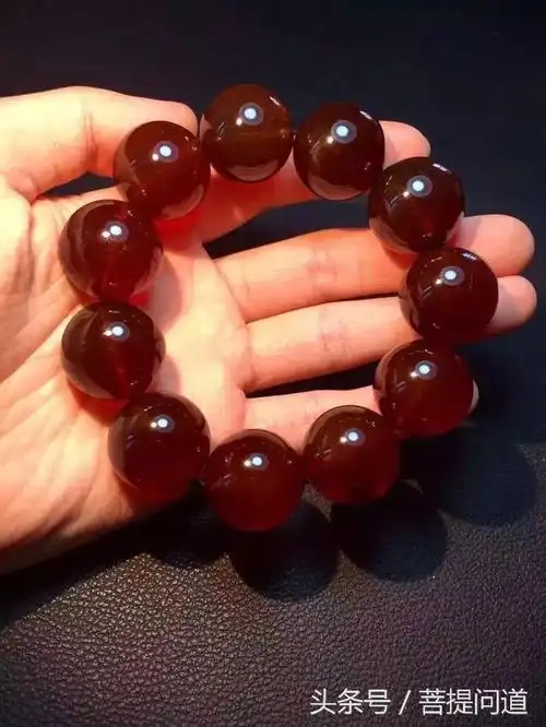 进来一起看看到底哪些琥珀蜜蜡是最贵的!是最热门的收藏品种!