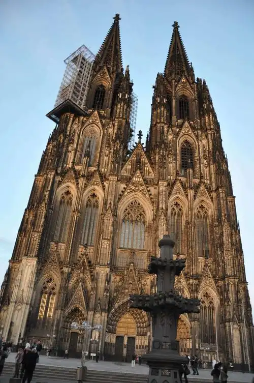 一座哥特式的天主教堂建筑,这些天主堂主要分布在信天主教的法国,德国