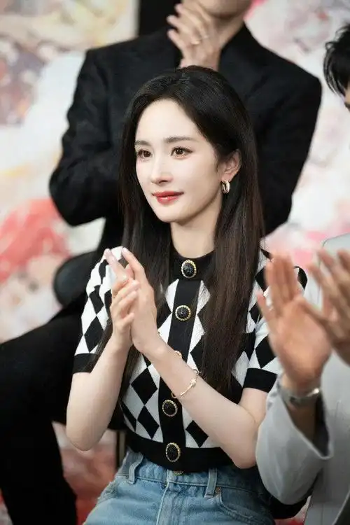 杨幂工作室晒笑意盈盈的杨幂,幂姐真的好美,小室值得表扬!多发点