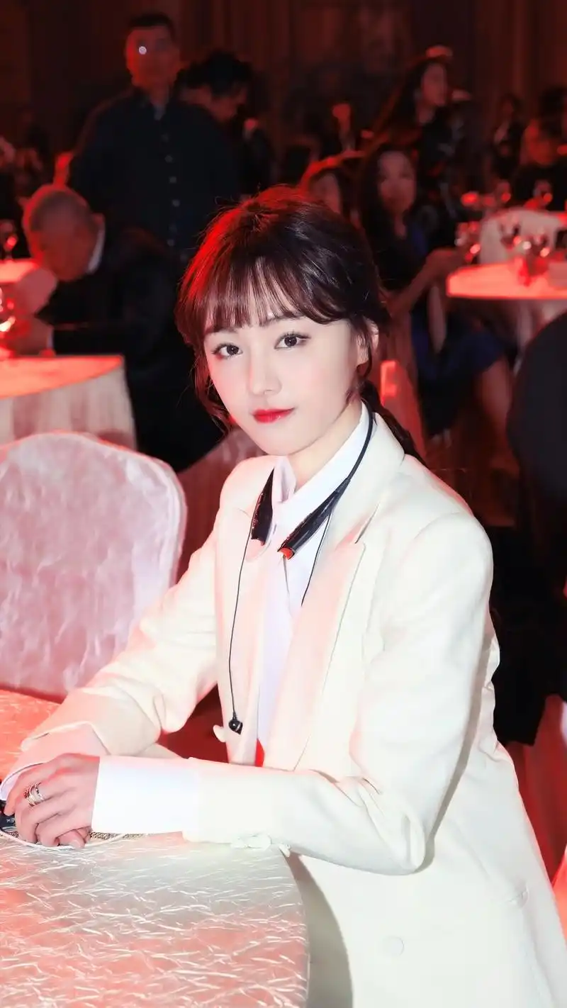 29岁郑爽还是那么的甜美,穿白西装配白衬衫,甜美中又不失正式感