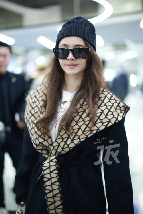 蔡依林抵达巴黎戴高乐机场,受邀参加巴黎时装周valentino华伦天奴