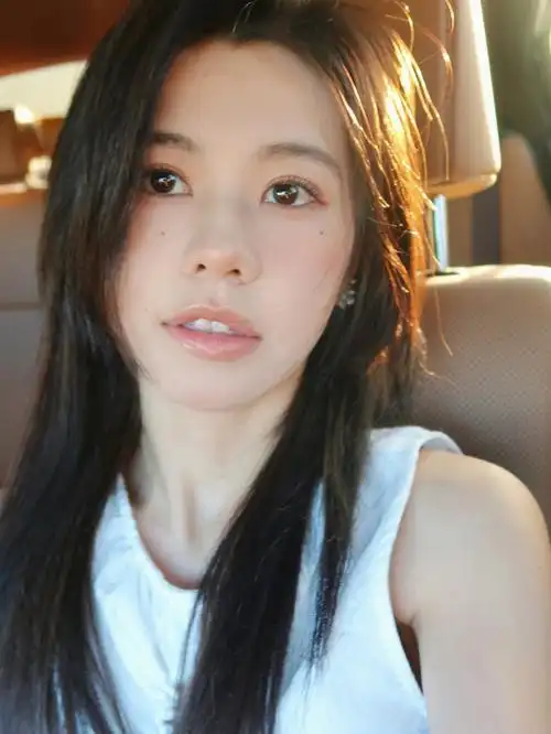 女孩子发自拍是不需要理由的