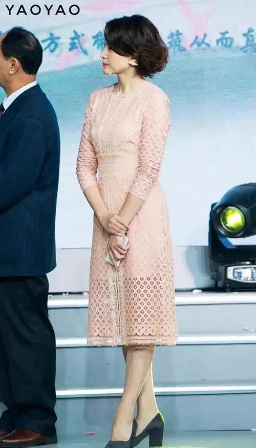 董卿怎么可以这么美穿红色连衣裙配短发亮相骨子里透着高级感