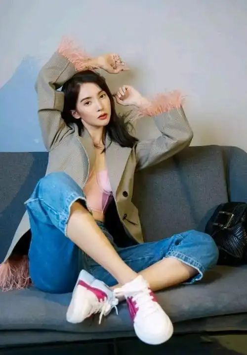 金晨穿衣真大胆,西装内直接穿胸衣,性感又高级|卫衣|穿搭|休闲风|身材